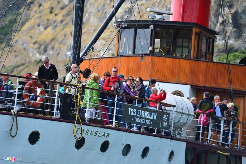 Đến Queenstown, du khách sẽ được đi trên chiếc tàu thủy lịch sử 100 tuổi mang tên TSS Earnslaw, lướt sóng trên hồ Wakatipu nổi tiếng.
