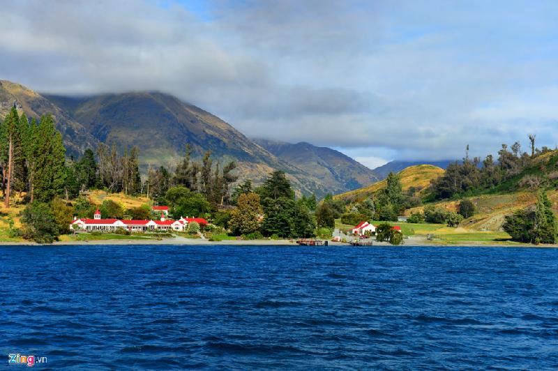 Địa điểm này nằm trong khu du lịch Walter Peak, giữa một hòn đảo, thành lập từ thế kỷ 19. Đó là trại nuôi cừu truyền thống của người New Zealand, lâu nay đã được chuyển thành địa điểm tham quan, ăn uống.
