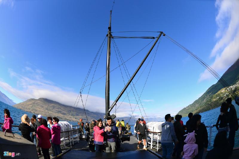 Mặc dù các khoang bên trong của tàu đều có cửa ngắm cảnh, nhưng để tận hưởng hết vẻ đẹp của hồ Wakatipu, boong tàu là vị trí lý tưởng nhất. Khi con tàu mới rẽ sóng, du khách ào ào đổ ra ngoài chụp ảnh.