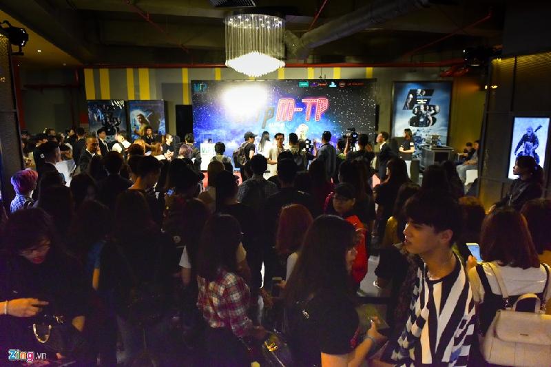 17h ngày 8/4, fansign của Sơn Tùng M-TP diễn ra tại Hà Nội. Từ nhiều giờ trước khi sự kiện diễn ra, hàng trăm người hâm mộ đã ngồi chờ nam ca sĩ.