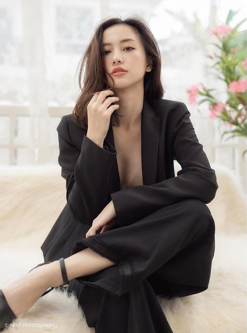 Chuyển sang hình ảnh menswear, Jun Vũ tự tin khoác lên bộ suit rộng rãi, kết hợp với áo bra màu nude nửa kín nửa hở. 