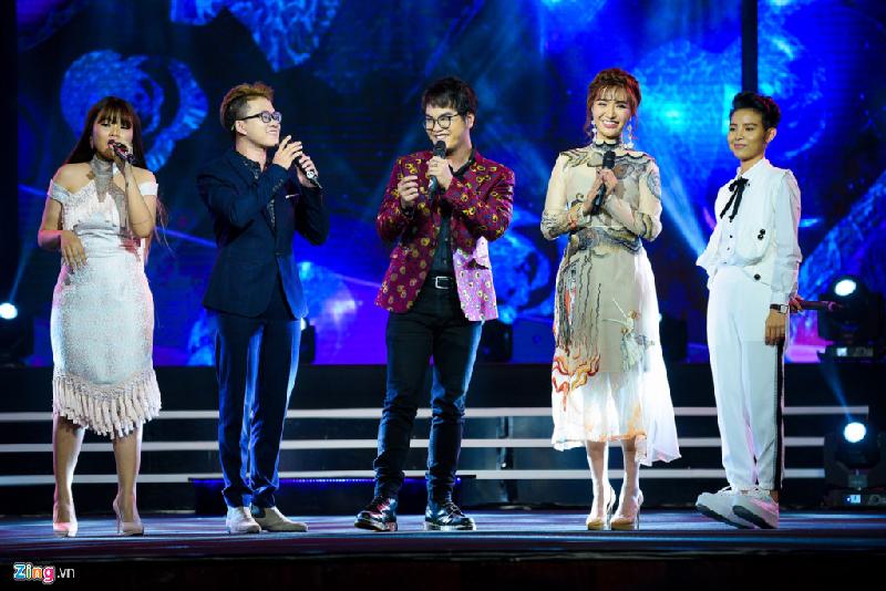 Dàn ca sĩ trẻ nhận đề cử Bài hát của năm lần lượt trình diễn các bài hit của mình trong năm qua.