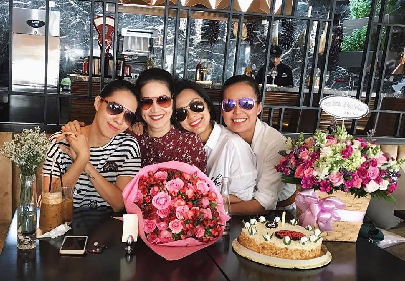 Tăng Thanh Hà bên những người bạn  Đón nhận niềm hạnh phúc trong ngày sinh nhật, nữ diễn viên họ Thân hào hứng bộc bạch: 