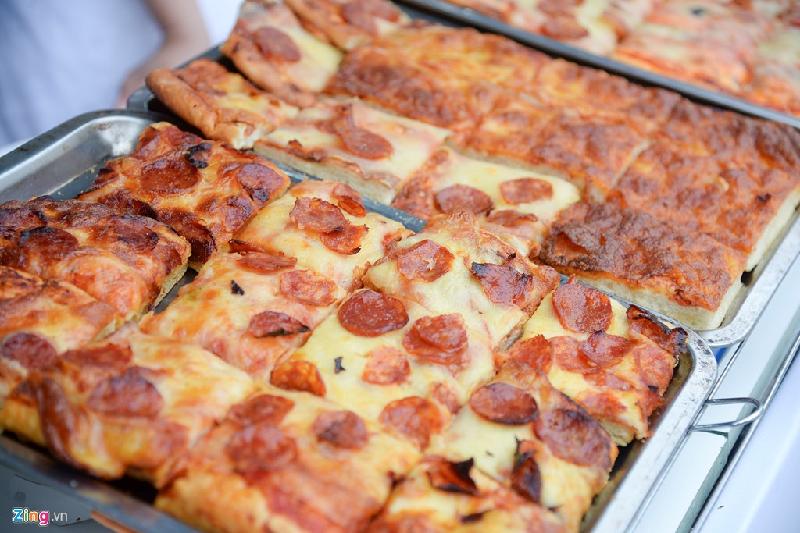 Đây là một loại pizza đường phố của Italy, có phần đế dày hơn các loại pizza truyền thống, được cách điệu với nhiều loại nhân khác nhau, đặc biệt sử dụng loại sốt cay salami của Italy, tạo nên hương vị rất riêng.