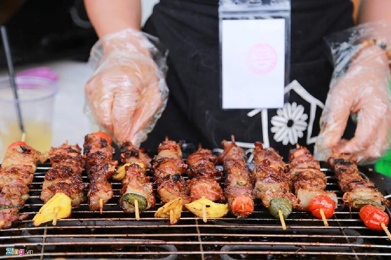 Những que thịt xiên được làm từ thịt gà, thịt heo và rau củ với cách làm của Thái Lan, phảng phất mùi sả cay đầu lưỡi, giá 20.000 đồng.