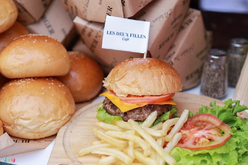 Bánh hamburger của Pháp với nhân thịt bò cùng cà chua, rau sống có giá 59.000 đồng.