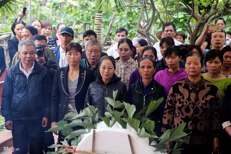 8h, thi hài bé Lê Thị Nhật Linh (10 tuổi, bé gái bị giết ở Nhật) được gia đình ở xã Tân Dân, huyện Khoái Châu, Hưng Yên đưa về nơi an nghỉ cuối cùng.