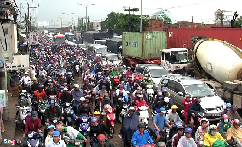 Sáng 29/4, hàng nghìn người di chuyển về cửa ngõ phía Tây để rời Sài Gòn đi nghỉ lễ, khiến quốc lộ 1 đoạn từ vòng xoay An Lạc (quận Bình Tân) đến cầu Bình Điền (huyện Bình Chánh) kẹt xe nghiêm trọng.