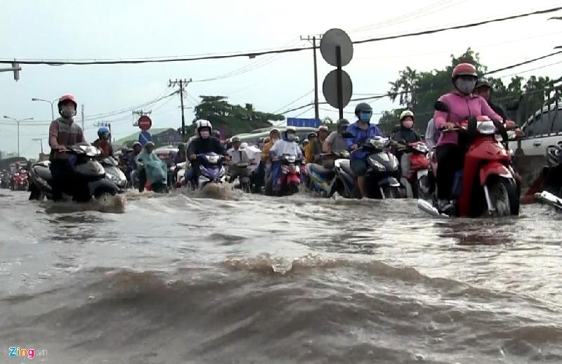 Cùng thời điểm trên, trận mưa như trút nước đổ xuống các quận 12, Gò Vấp, Bình Tân, Bình Chánh (TP.HCM), gây ngập cục bộ. Nhiều nơi ngập sâu khiến người dân di chuyển rất khó khăn.