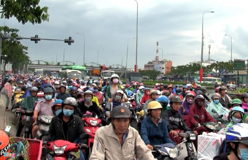 Hàng vạn người 'ná thở' rời Sài Gòn trong cảnh ngập nước, kẹt xe