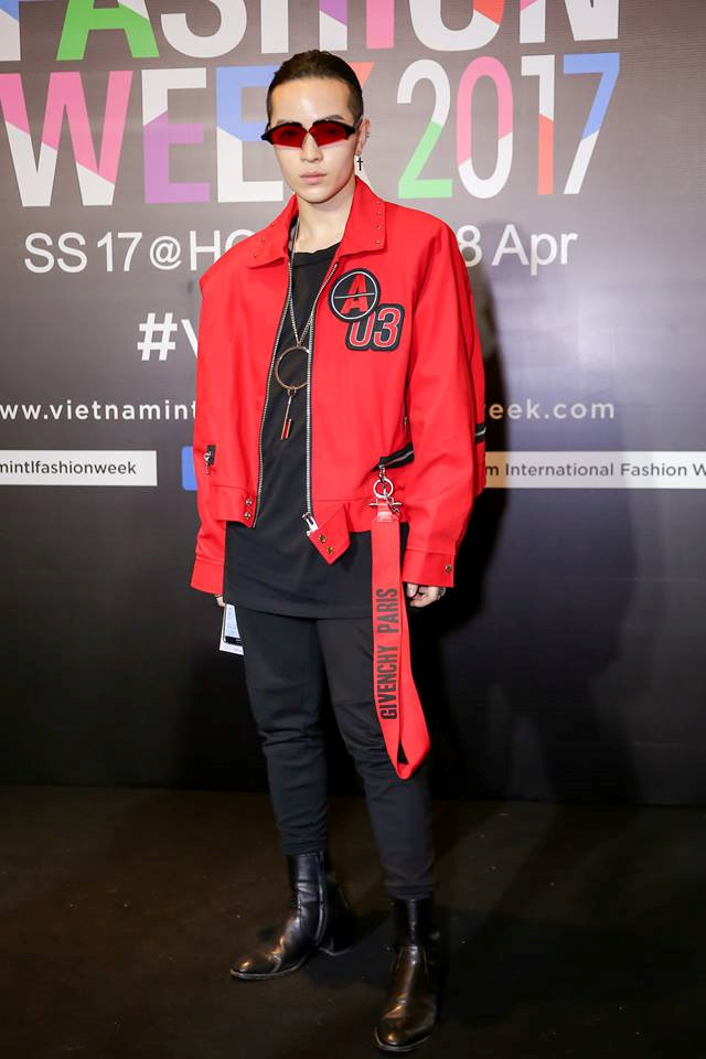 Kelvin Lei theo đuổi phong cách cá tính quen thuộc. Lần này, anh kết hợp t-shirt đen cùng jacket đỏ khá nổi bật.