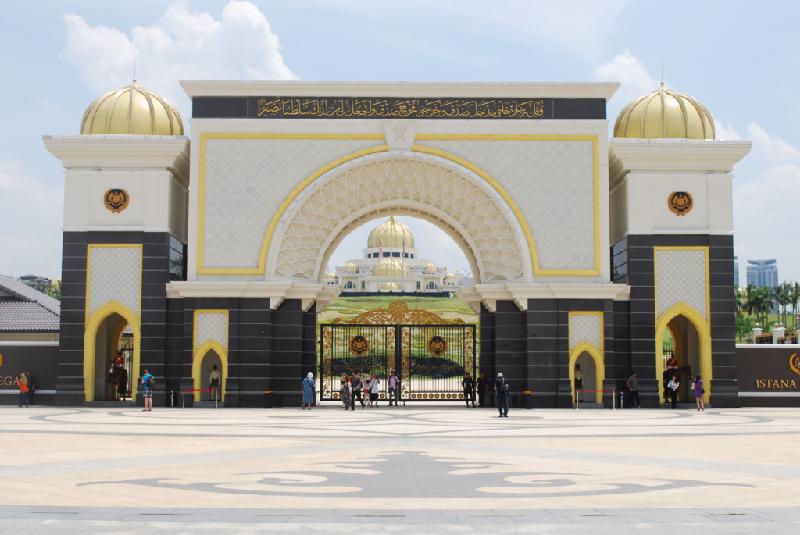 Cung điện Hoàng gia nằm ở Jalan Duta, phía tây bắc Kuala Lumpur, trải rộng trên 97,65 ha đất, là trung tâm của chế độ quân chủ lập hiến của Malaysia, nơi đạo Hồi được coi là quốc giáo. Istana Negara ở Jalan Duta bắt đầu được đưa vào hoạt động vào ngày 11/11/2011, dưới thời Tuanku Mizan Zainal Abidin, quốc vương thứ 13 của Malaysia. Ảnh: