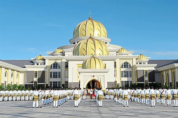 Nổi bật với 2 mái vòm lớn màu vàng, Istana Negara có tổng cộng 22 vòm được thiết kế giống như các lá trầu được xếp nối nhau. Cung điện gồm 3 phần chính: khu nghi lễ, khu hoàng gia và khu hành chính. Trước đây, dinh thự chính thức của Yang di-Pertuan Agong được đặt tại Istana Negara Lama dọc theo Jalan Istana ở thủ đô Kuala Lumpur.  Ảnh: