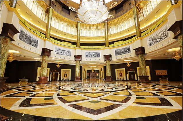 Khi bước vào hành lang chính, du khách sẽ thấy mái vòm cao 40 m, bằng 10 tầng nhà, được trang hoàng bằng đèn chùm tuyệt đẹp được đặt làm riêng ở Kuala Selangor. Mái vòm lớn được nâng đỡ bởi các cột trụ tròn, xung quanh có 8 bức tranh mô tả lịch sử của Malaysia. Ảnh: