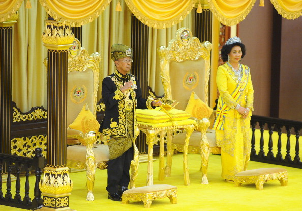 Vua Abdul Halim Muadżam Shah (trái), Quốc vương thứ 14 của Malaysia, và Hoàng hậu Haminah Hamidun trong lễ đăng quang tại Cung điện Quốc gia mới ở Jalan Duta, Kuala Lumpur, tháng 11/2012. Ảnh: