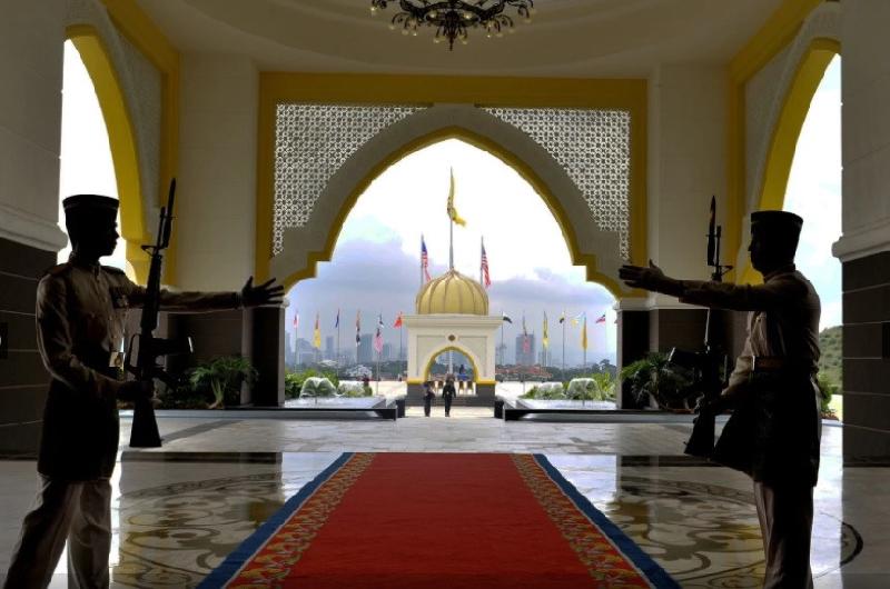 Các binh sĩ diễn tập chuẩn bị cho lễ đăng quang của Vua Muhammad V tại Istana Negara diễn ra vào ngày 24/4. Khu hoàng gia được thiết kế đặc biệt để nhà vua và các thành viên hoàng tộc sử dụng, bao gồm phòng ngủ, phòng làm việc của nhà vua, phòng ăn và phòng khách. Ảnh: