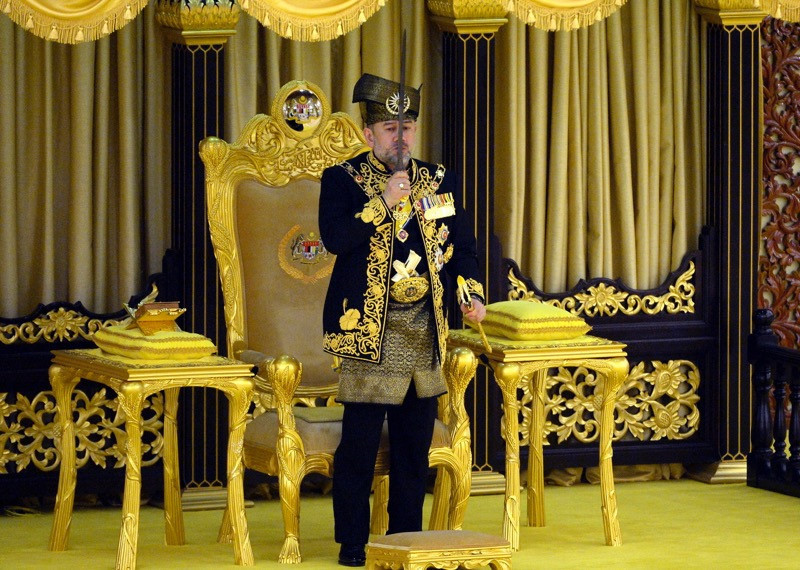 Tuanku Abdul Halim Muadam Shah, Yang di-Pertuan Agong thứ 14, là vị vua đầu tiên tới sinh sống tại cung điện mới này.