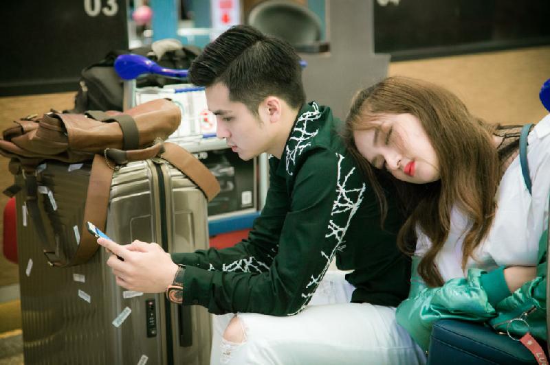 Hà Anh và Hương Giang cùng ê-kíp của mình đã có khoảng gần một tuần ở Đài Loan để thực hiện MV. Nam ca sĩ cho biết trong quá trình quay MV, anh chăm sóc cho bạn thân rất chu đáo.