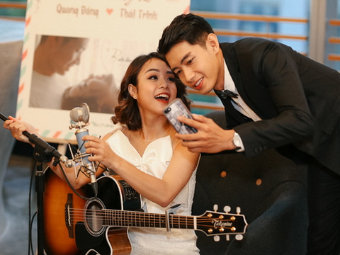Thái Trinh tình tứ dạy Quang Đăng đánh guitar, cùng nhau cover 'Hai chúng ta'