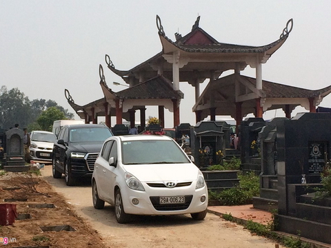 Xế hộp xếp hàng vào nghĩa trang lớn nhất Hà Nội