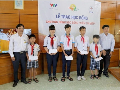 Học bổng Niềm Tin Việt chia sẻ khó khăn cùng học  sinh nghèo vượt khó miền Trung