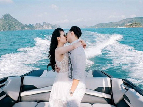 FB 24h: Vợ chồng Thành Trung 'khóa môi' ngọt ngào trước biển
