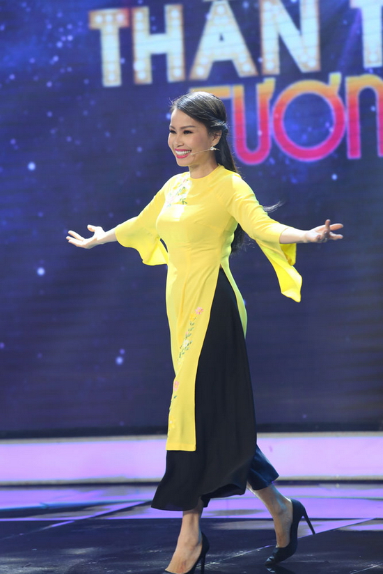 Xuất hiện trên sân khấu với bộ áo dài màu vàng thướt tha, nữ ca sĩ Cẩm Ly được Ốc Thanh Vân khen xinh đẹp như một cô thôn nữ. 