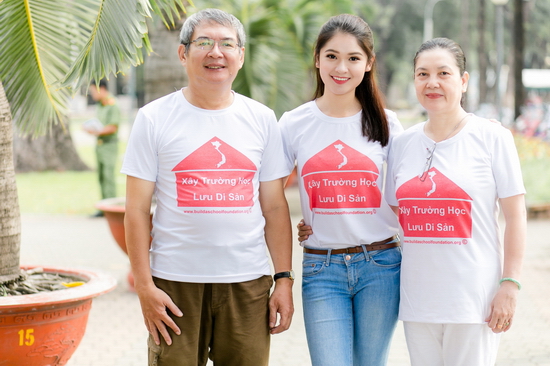 Bố mẹ Thùy Dung cùng tham gia chương trình với con gái