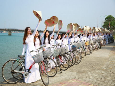 Hồ Ngọc Hà đạp xe cùng 50 nữ sinh giữa trưa nắng ở Quảng Bình