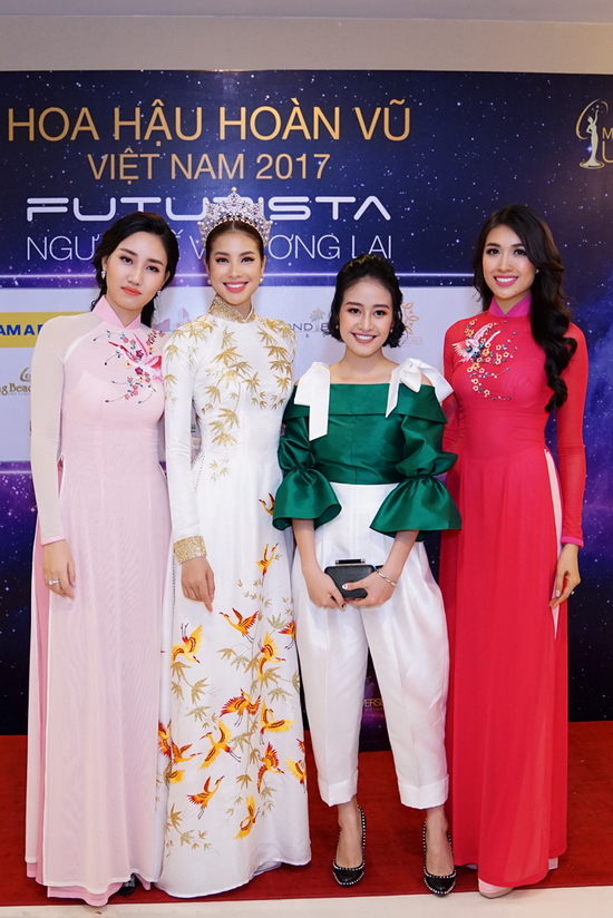 Các Hoa hậu, Á hậu chụp ảnh kỷ niệm cùng MC Phí Thùy Linh