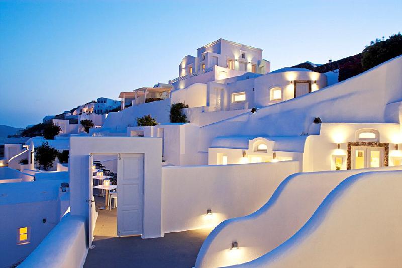 Khách sạn Canaves Oia nằm trên đảo Santorini, cách Hy Lạp 200 km về phía đông nam, sơn màu trắng, mái màu xanh da trời, nằm trên những vách đá bao quanh một miệng núi lửa ngập nước. Ảnh: Naomi Hazelmere.