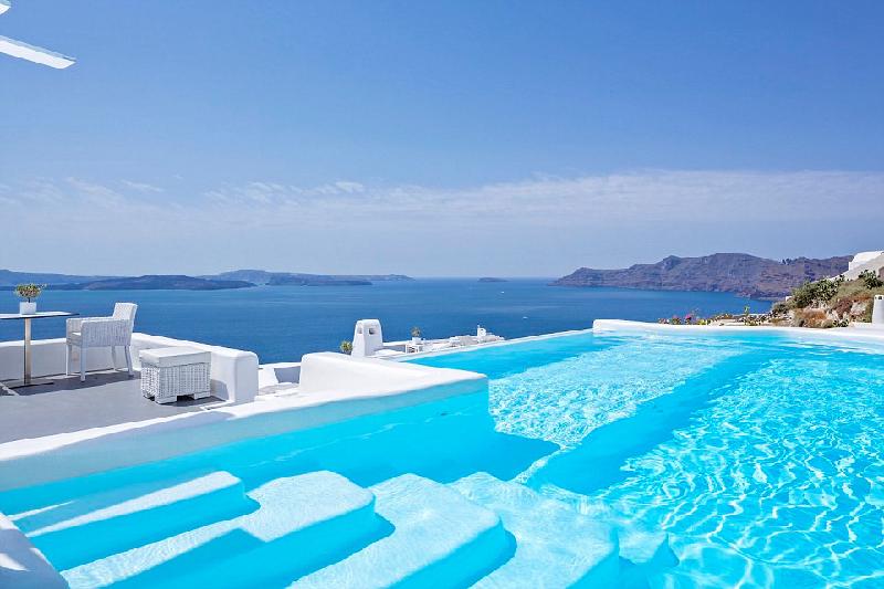 Hồ bơi vô cực và những biệt thự 5 sao rộng rãi nằm rải rác trên những vách đá cao, mang đến tầm nhìn tuyệt đẹp ra vùng biển Aegean ở mọi hướng. Ảnh: Naomi Hazelmere.