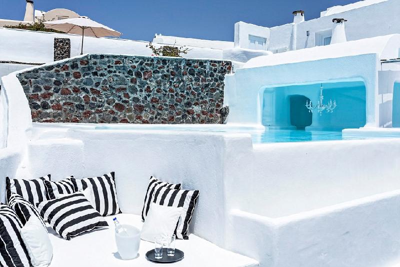 Tắm nắng trên chiếc giường đôi đặt ở quanh bể bơi hoặc trên sân thượng và thưởng thức một ly cocktail là trải nghiệm được du khách yêu thích khi đến nghỉ ở đây. Ảnh:Naomi Hazelmere.
