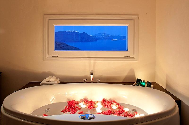 Phòng tắm sang trọng, trang nhã có cửa sổ rộng hướng ra biển để du khách thư giãn. Ảnh:Naomi Hazelmere.