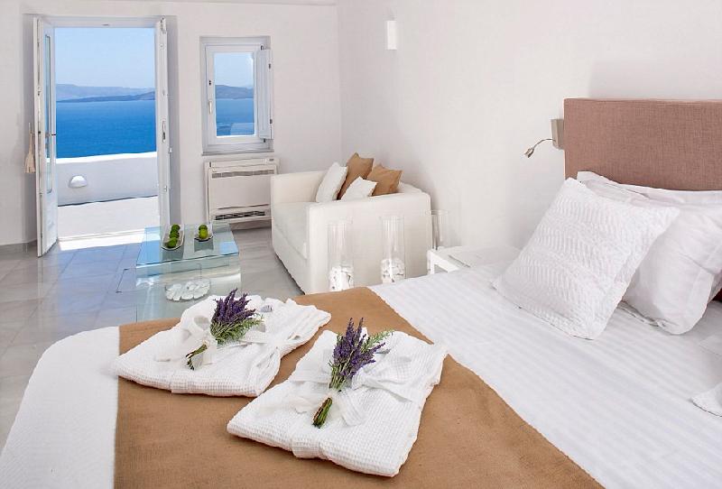 Phòng ngủ sang trọng với hương lavender dịu nhẹ. Ảnh:Naomi Hazelmere.