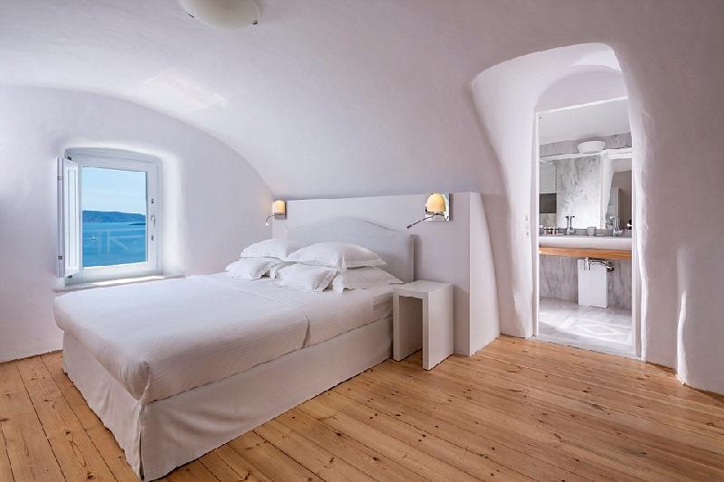 Tông màu chủ đạo của khách sạn là màu trắng, nổi bật trên nền nước biển xanh biếc khiến nhiều du khách có cảm nhận như đứng giữa thiên đường. Ảnh: Naomi Hazelmere.
