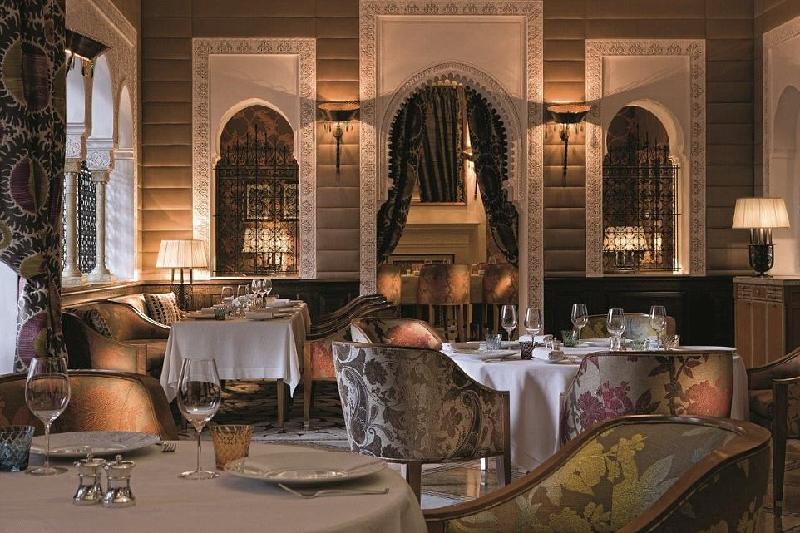 Royal Mansour có bốn nhà hàng được đầu bếp gắn sao Michelin. Các món ăn ở nhà hàng mang phong cách ẩm thực Pháp và Morocco.