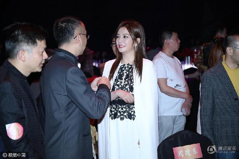Triệu Vy cũng tranh thủ trò chuyện với các quan khách và ban tổ chức.