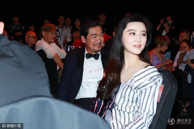 Phạm Băng Băng ngồi ở hàng ghế cùng dãy đạo diễn, diễn viên Trương Quốc Lập trong đêm trao giải.