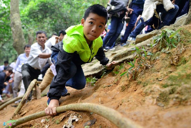 Để trèo qua các vách núi, nhiều trẻ em và người lớn phải dùng tay bấu víu vào rễ cây để dễ qua lại.