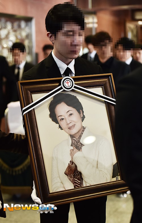 Sáng 11/4, lễ đưa tang nghệ sĩ Kim Young Ae đã diễn ra tại Nhà tang lễ bệnh viện Sinchon Seoul. Ngày 9/4, nữ diễn viên Thành thật với tình yêu qua đời ở tuổi 66 sau thời gian dài chiến đấu với bệnh ung thư.