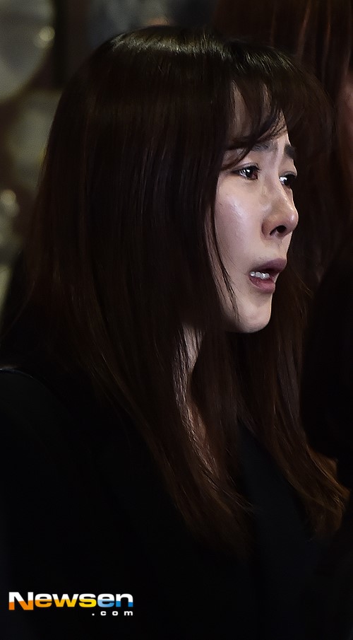 Nữ diễn viên Lòng mẹ - Moon Jung Hee đã không cầm được nước mắt khi tiễn đưa nghệ sĩ tiền bối.
