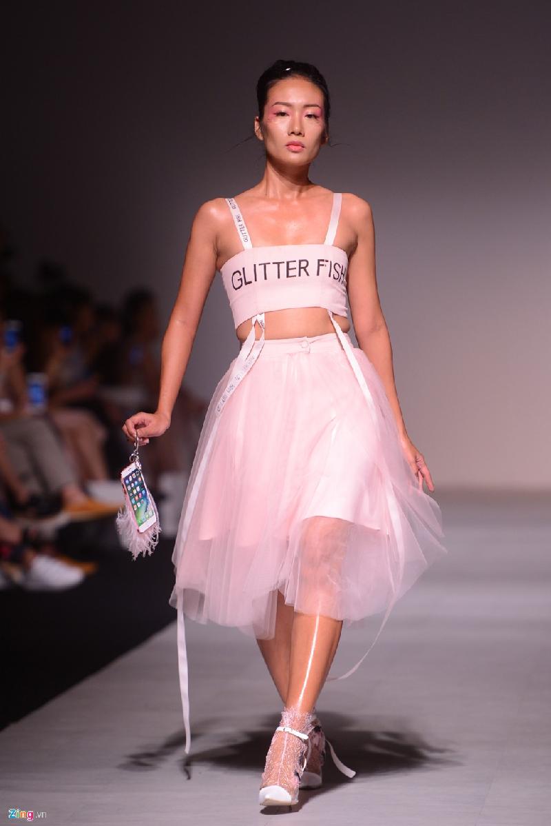 Một điểm nhấn khác của bộ sưu tập này là cách mix-match những dải ruy băng in chữ trên trang phục. Tuy nhiên, một số bộ cánh khiến người xem không khỏi liên tưởng đến những mẫu thiết kế từng được giới thiệu trong bộ sưu tập xuân hè 2017 của Dior. 
