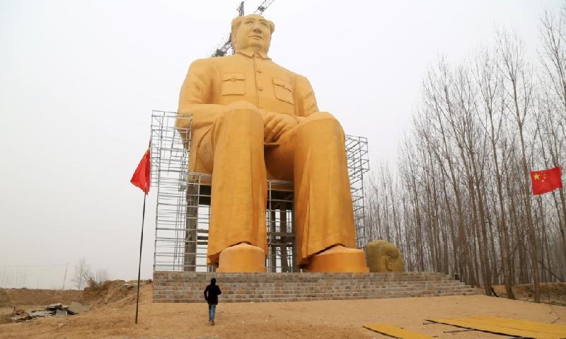Cố chủ tịch Mao Trạch Đông, người sáng lập nước Cộng hòa Nhân dân Trung Hoa năm 1949, là một trong những nhân vật được dựng tượng nhiều nhất ở Trung Quốc. Ảnh trên là tượng Mao chủ tịch trong quá trình thi công ở thành phố Khai Phong, tỉnh Hà Nam.