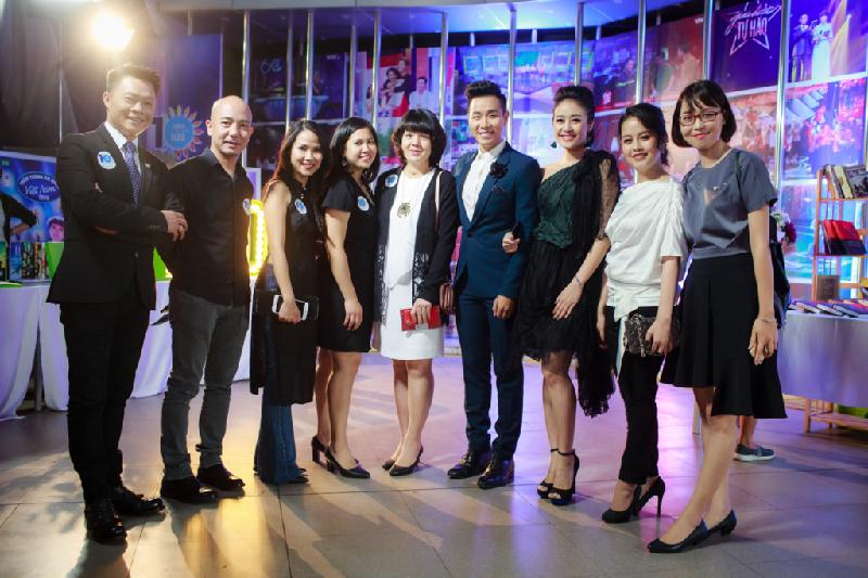 Diễm Quỳnh, Quang Minh, Phí Linh và Nguyên Khang chụp ảnh kỷ niệm với một số thành viên của VTV6.