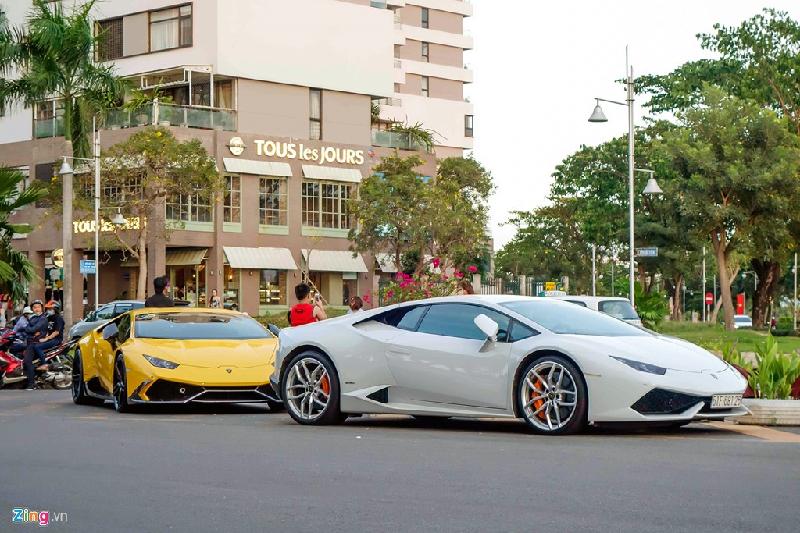 Các đại gia Sài Gòn cũng góp vui bằng dàn Lamborghini đủ chủng loại, trong đó có Huracan màu trắng. Trước khi tăng thuế, Huracan có giá khoảng 13 tỷ đồng tại Việt Nam. Hiện nay, những chiếc xe mới được rao giá khoảng 20 tỷ đồng.