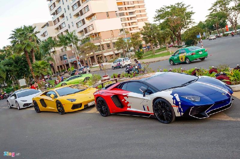 Năm chiếc Lamborghini xếp hàng dài quanh mũi tàu trên đường Nguyễn Đức Cảnh. Đây là địa điểm tụ họp siêu xe thường xuyên của các đại gia khu vực Phú Mỹ Hưng.