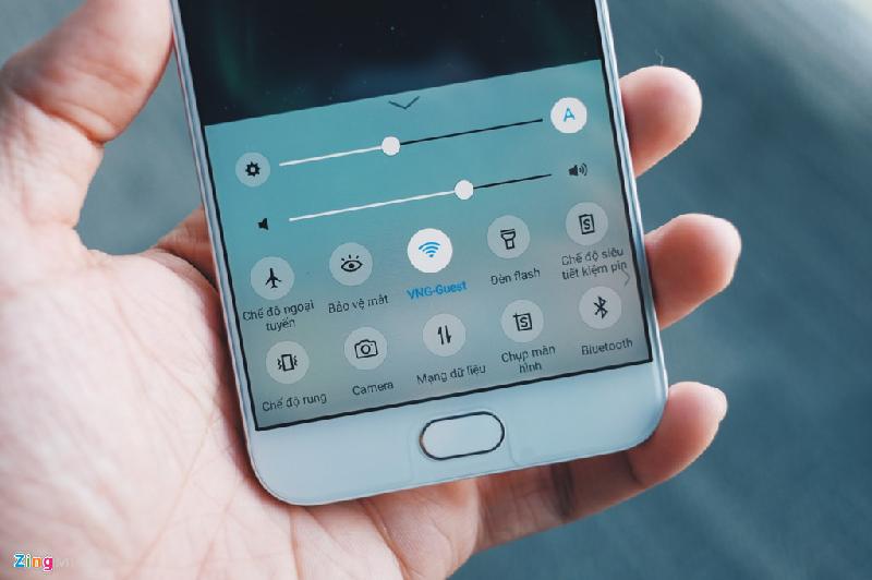 Giao diện của Vivo V5 Plus có phần giống với iOS khi người dùng vuốt ngón tay từ cạnh dưới lên để truy cập, bật tắt các tính năng cơ bản. 