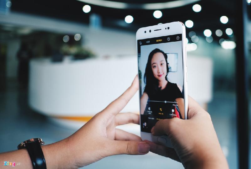 Tính năng mạnh mẽ nhất trên Vivo V5 Plus là chụp selfie xoá phông bằng camera kép (20 MP + 8 MP). Tính năng bokeh giúp xoá nhoà hậu cảnh, tạo hiệu ứng chụp chân dung như bằng máy DSLR, kết hợp với phần mềm làm đẹp gương mặt để cho ra bức ảnh selfie tốt. 