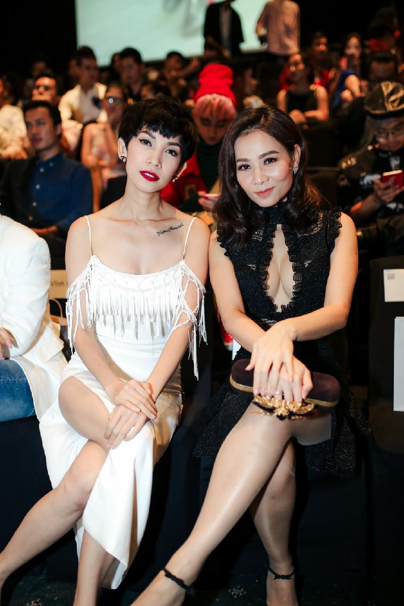 Ngồi hàng ghế đầu show thời trang cùng Thu Minh là cựu người mẫu Xuân Lan. Cô diện đầm xẻ cao quyến rũ, kết hợp son môi đỏ đậm. 